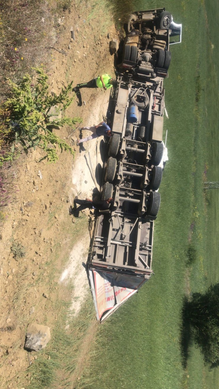 Devrilen TIR'dan yara almadan kurtuldu