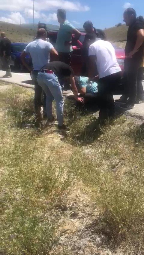 Devrilen TIR'dan yara almadan kurtuldu