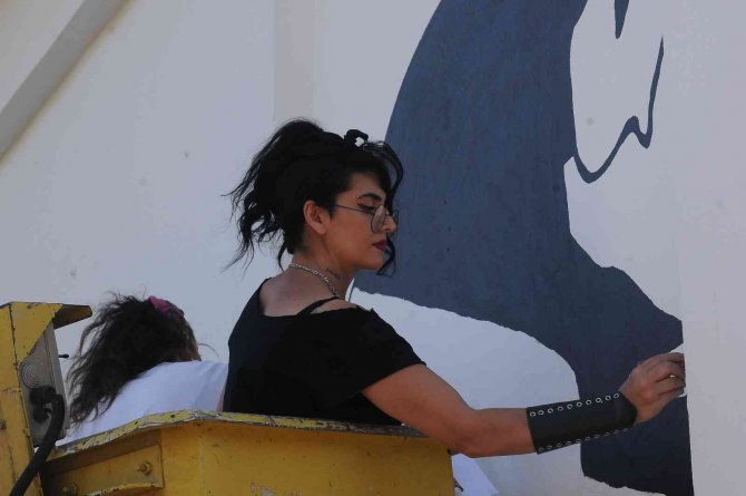 Duvarlar tuvali sokaklar sergisi oldu