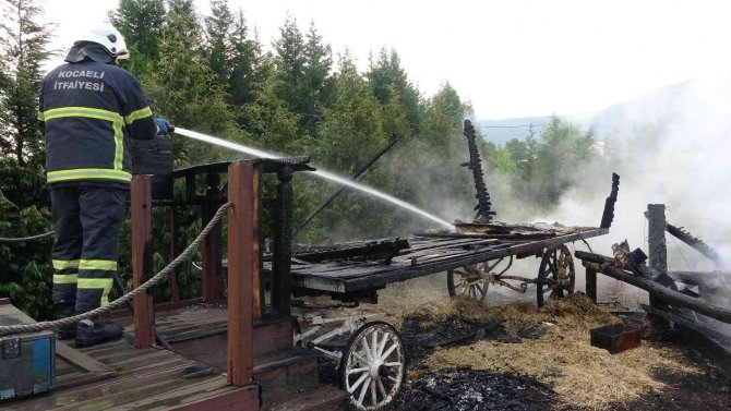 Eğlence kasabası alev alev yandı