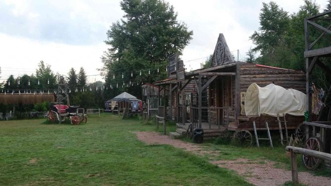 Eğlence kasabası alev alev yandı