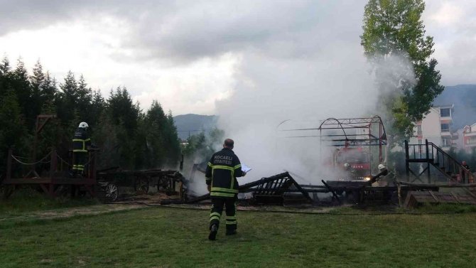 Eğlence kasabası alev alev yandı