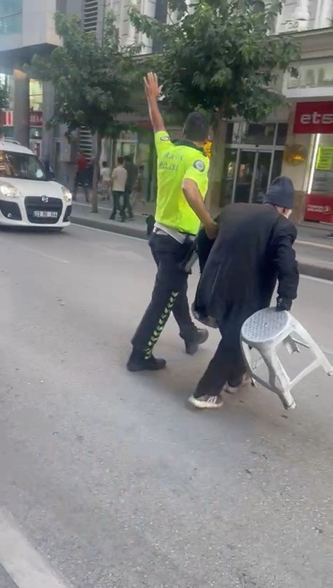 Alkışlar Türk polisine...Trafiği durdurdu, herkes tebrik etti