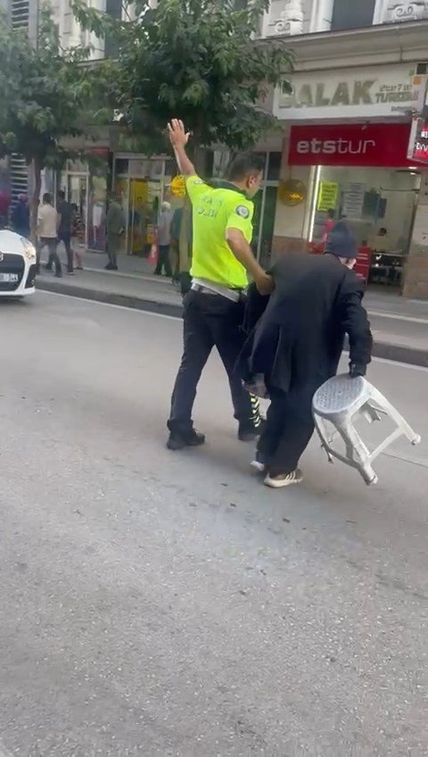 Alkışlar Türk polisine...Trafiği durdurdu, herkes tebrik etti