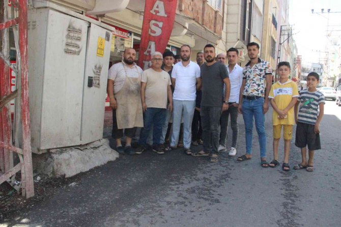 Evlere bitişik trafonun patlama anları kamerada