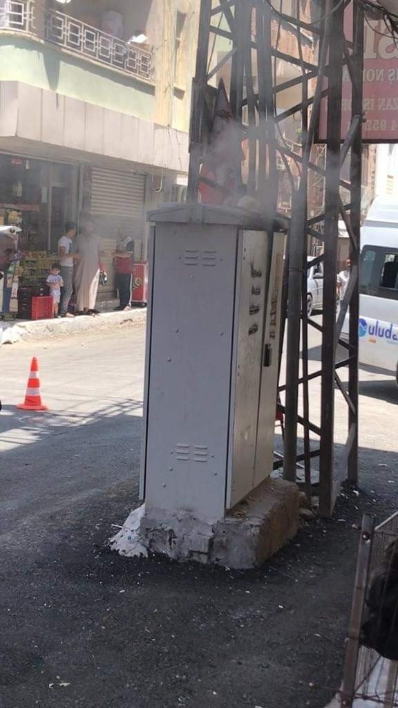 Evlere bitişik trafonun patlama anları kamerada