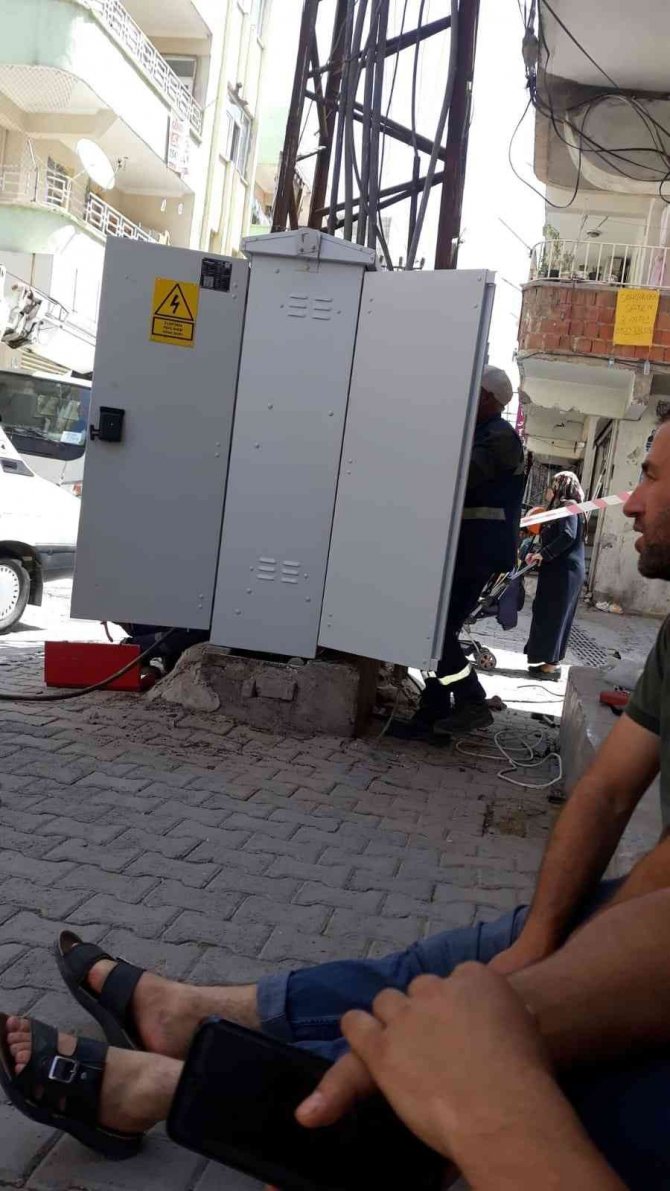 Evlere bitişik trafonun patlama anları kamerada