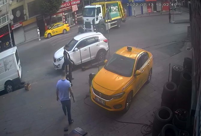 Feci kaza kamerada: Çöp kamyonu adamı ezdi