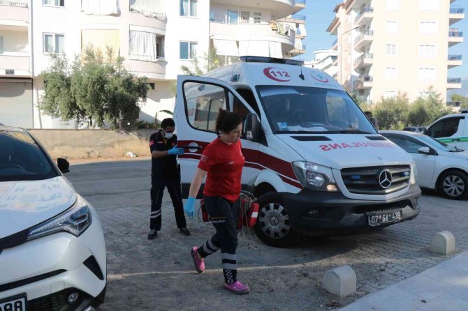 Genç kız babasının evinde ölü bulundu