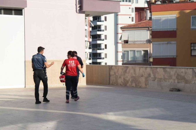 Genç kız babasının evinde ölü bulundu