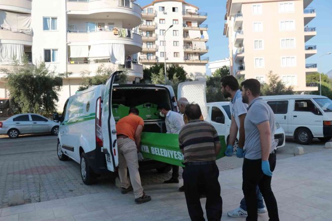 Genç kız babasının evinde ölü bulundu