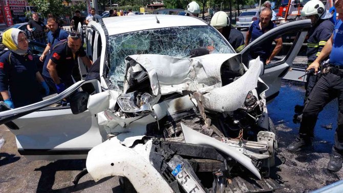 Hafif ticari araç halk otobüsüne çarptı: 2 ölü, 3 ağır yaralı