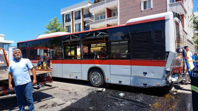Hafif ticari araç halk otobüsüne çarptı: 2 ölü, 3 ağır yaralı