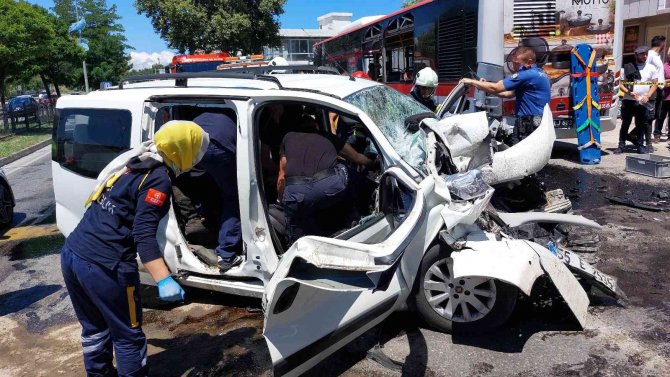 Hafif ticari araç halk otobüsüne çarptı: 2 ölü, 3 ağır yaralı