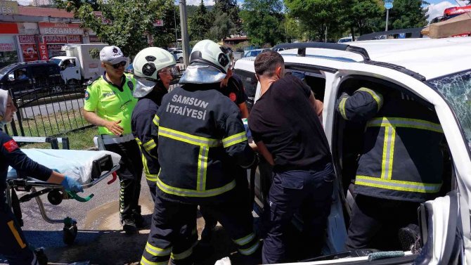 Hafif ticari araç halk otobüsüne çarptı: 2 ölü, 3 ağır yaralı