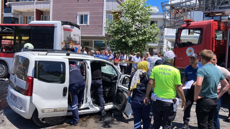 Hafif ticari araç, otobüse arkadan çarptı: 2 ölü, 3 yaralı