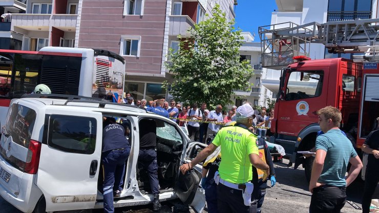 Hafif ticari araç, otobüse arkadan çarptı: 2 ölü, 3 yaralı