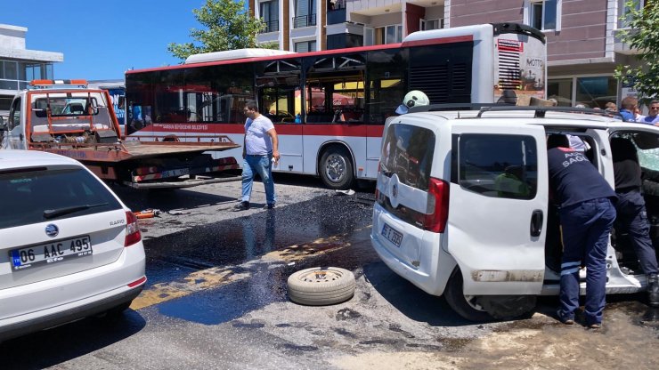 Hafif ticari araç, otobüse arkadan çarptı: 2 ölü, 3 yaralı
