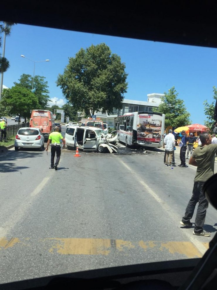 Hafif ticari araç, otobüse arkadan çarptı: 2 ölü, 3 yaralı