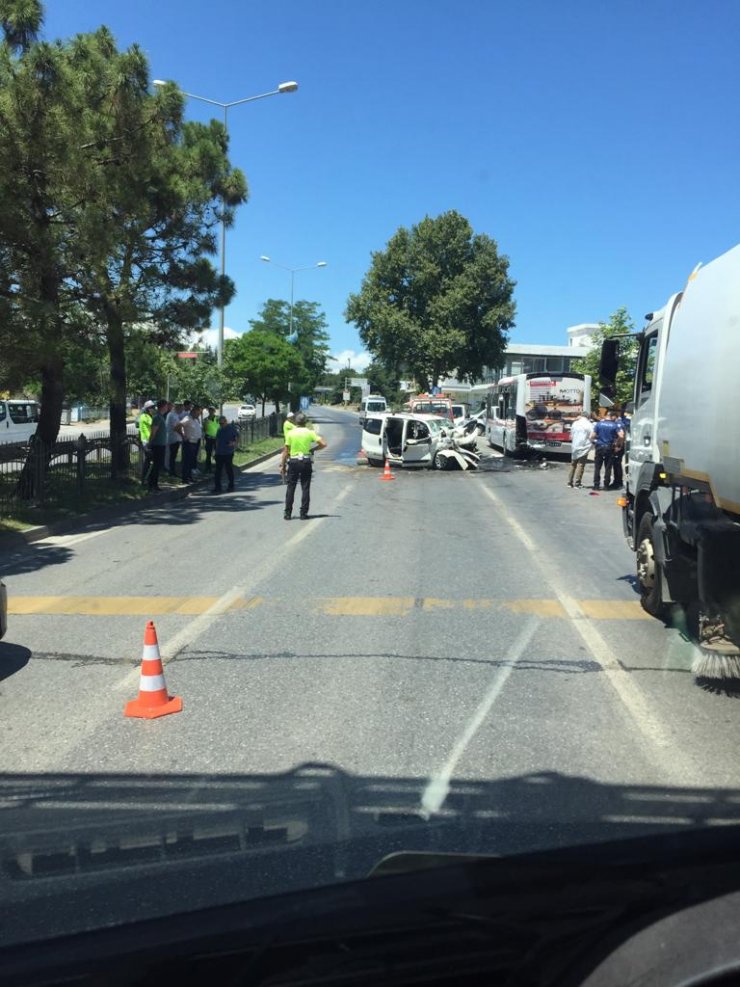 Hafif ticari araç, otobüse arkadan çarptı: 2 ölü, 3 yaralı