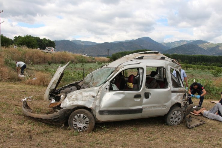 Hafif ticari araç şarampole devrildi: 5 yaralı