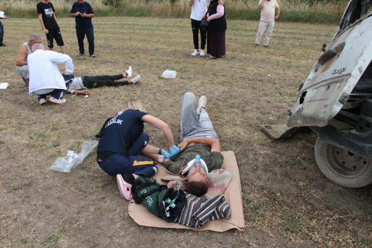 Hafif ticari araç şarampole devrildi: 5 yaralı