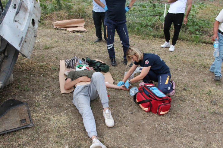 Hafif ticari araç şarampole devrildi: 5 yaralı