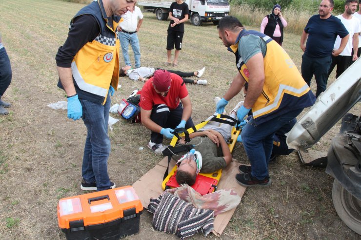 Hafif ticari araç şarampole devrildi: 5 yaralı
