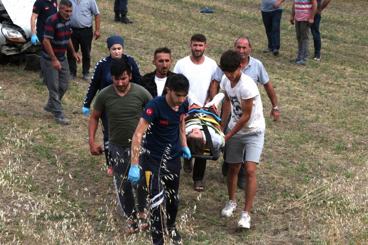 Hafif ticari araç şarampole devrildi: 5 yaralı