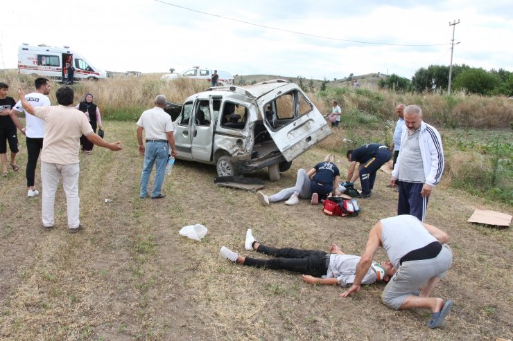 Hafif ticari araç şarampole devrildi: 5 yaralı