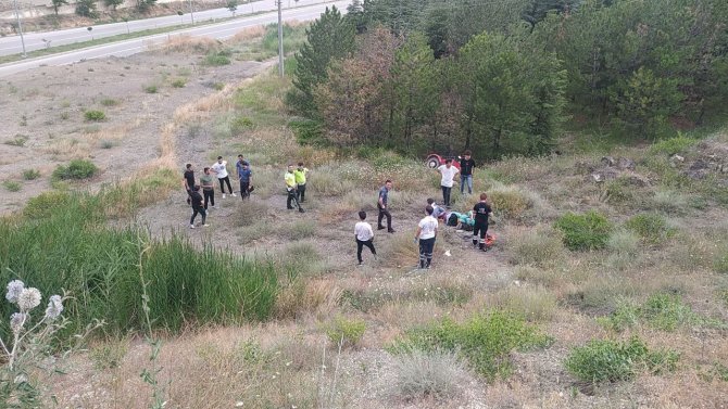 Motosiklet uçuruma yuvarlandı: 3 yaralı