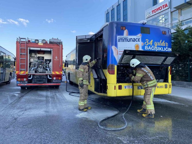 Kadıköy D-100 Karayolu’nda İETT otobüsünde yangın paniği