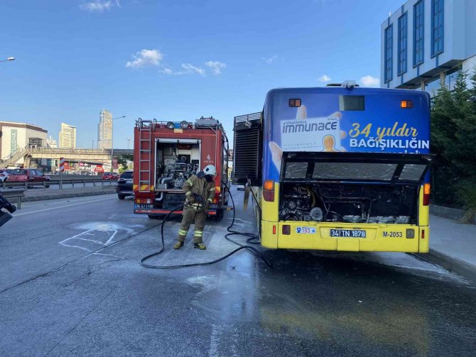 Kadıköy D-100 Karayolu’nda İETT otobüsünde yangın paniği
