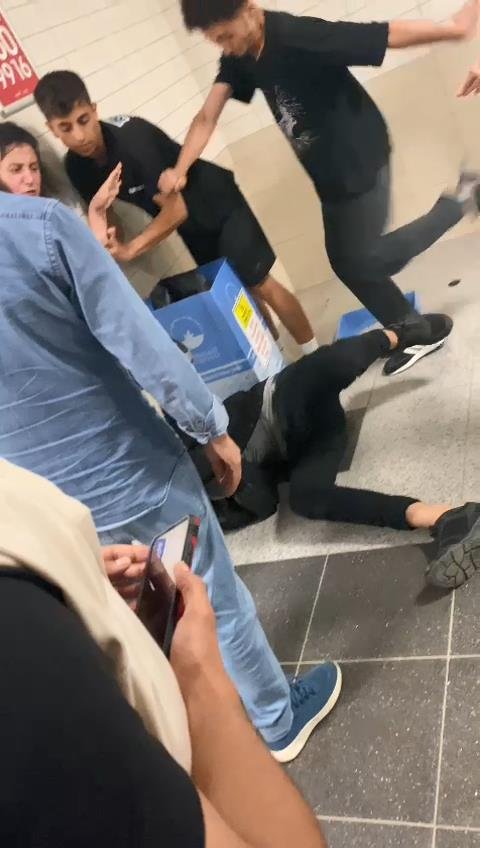 Kadınların fotoğraflarını çektiği iddiasıyla darbedildi