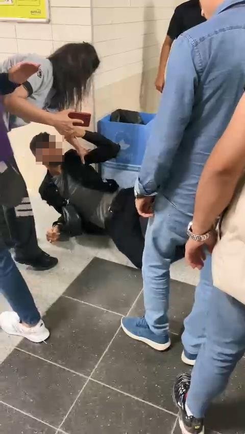 Kadınların fotoğraflarını çektiği iddiasıyla darbedildi