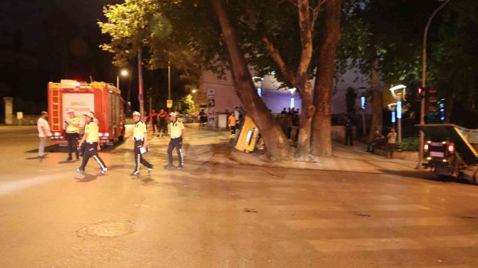 Kavşakta çarpışan otomobiller parka devrildi