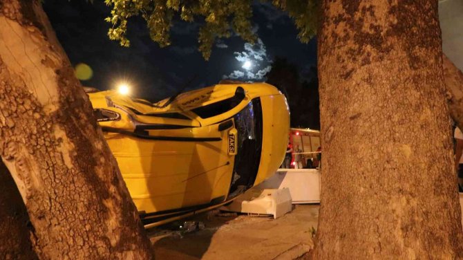 Kavşakta çarpışan otomobiller parka devrildi