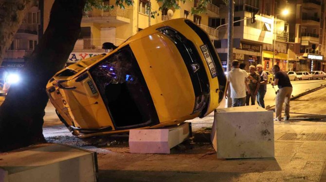 Kavşakta çarpışan otomobiller parka devrildi