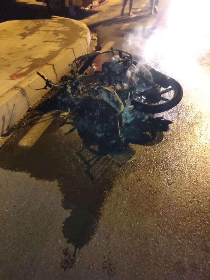 Kazada yanan motosikletin sürücüsü hayatını kaybetti