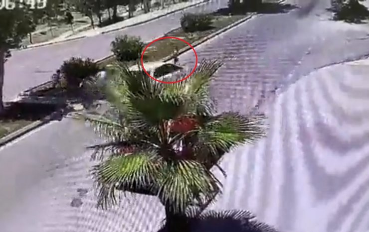 Mersin'de köpeklerden kaçarken otomobilin çarptığı 2 çocuk yaralandı