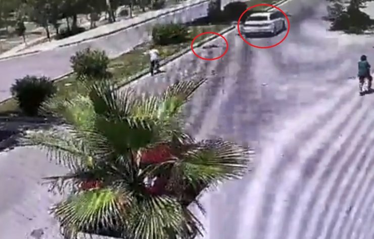 Mersin'de köpeklerden kaçarken otomobilin çarptığı 2 çocuk yaralandı