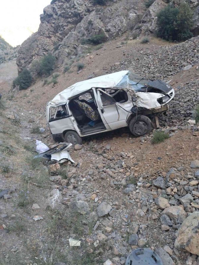 Minibüs takla attı: 2 ölü, 8 yaralı