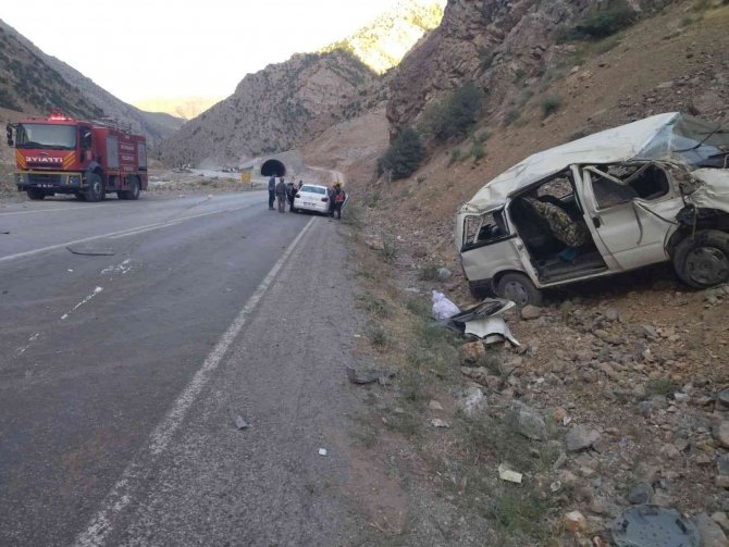 Minibüs takla attı: 2 ölü, 8 yaralı