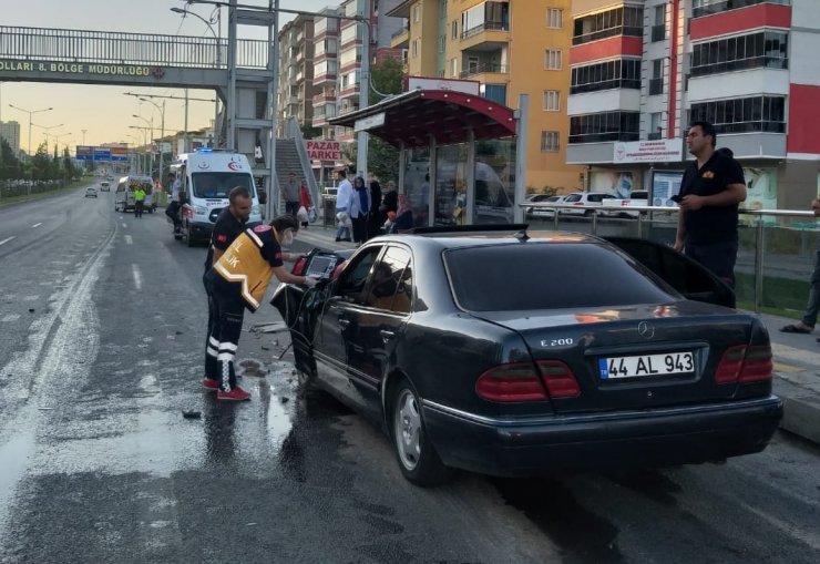 Minibüse çarpan otomobilin sürücüsü öldü