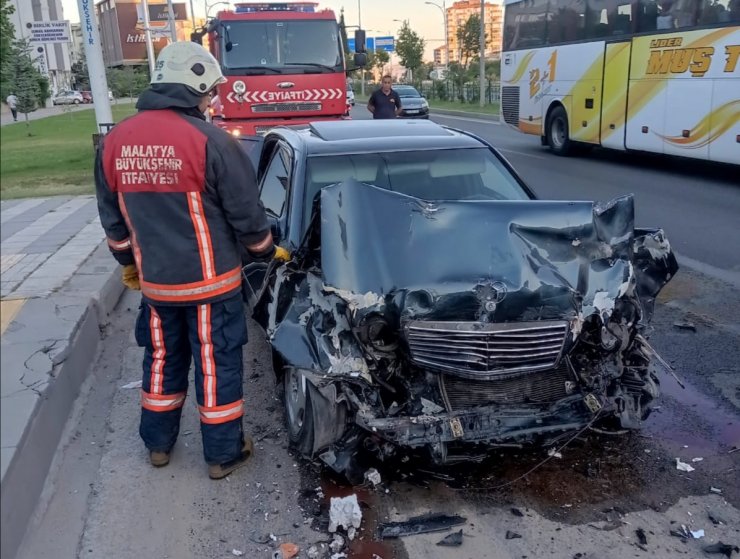 Minibüse çarpan otomobilin sürücüsü öldü