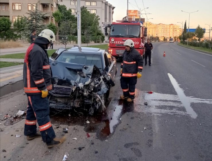 Minibüse çarpan otomobilin sürücüsü öldü