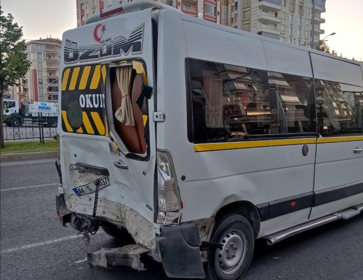 Minibüse çarpan otomobilin sürücüsü öldü