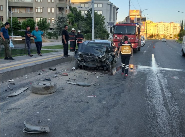 Minibüse çarpan otomobilin sürücüsü öldü