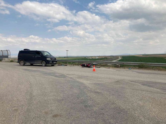 Motosiklet ile minibüs kafa kafaya çarpıştı: 1 yaralı