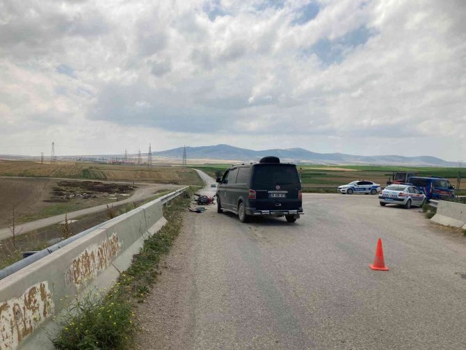 Motosiklet ile minibüs kafa kafaya çarpıştı: 1 yaralı